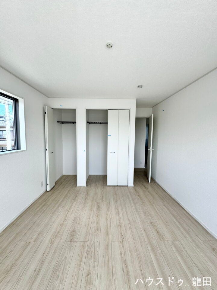 どんな家具も合わせやすい明るい木目調のお部屋。お子様の成長に合わせて自由にレイアウトを楽しめます