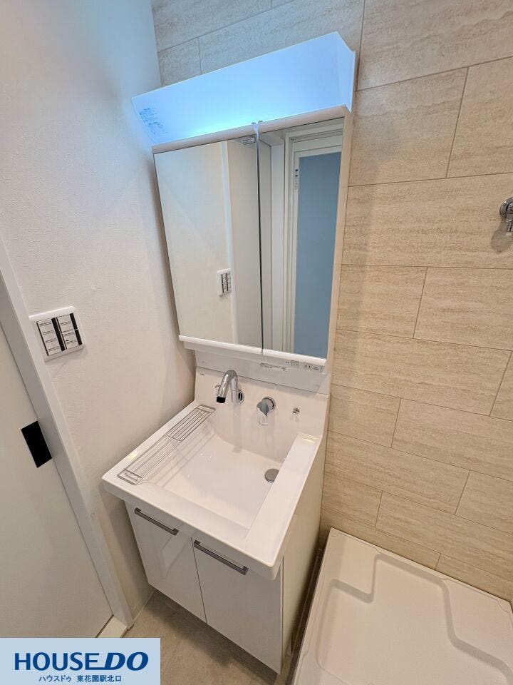 明るく照らされる鏡を備えた機能的な洗面台です☆忙しい朝の身支度も効率よく進められるよう、使いやすさに配慮されたデザインです♪