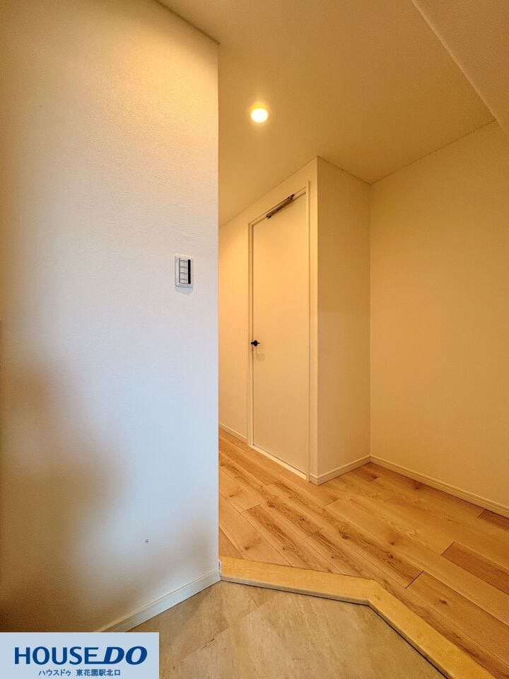 ナチュラルな風合いのフローリングが心地よい温かみのある玄関&廊下スペースです☆住まいの第一印象を明るく演出するシンプルな内装で、毎日の帰宅が楽しみになりますよ♪すっきりとした空間で、開放感も抜群です!