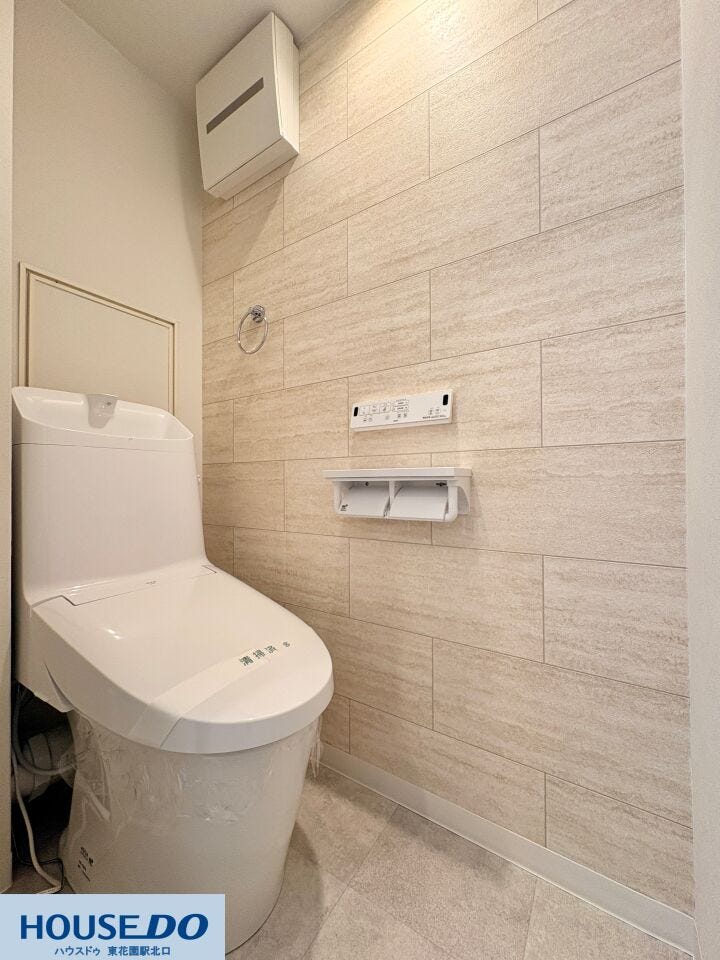 温かみのある素材感が魅力の壁面を取り入れたトイレです!温水洗浄便座などの快適機能も完備しており、毎日を心地よく過ごせる環境が整っています☆