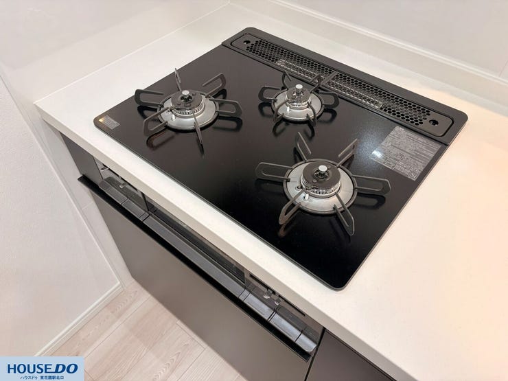 使いやすい3口コンロを採用しています!複数の料理を同時に進められるため、献立の幅も広がり、毎日の食事作りが手軽になります♪