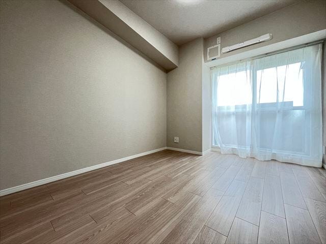 バルコニーに面したお部屋は洗濯物を直接取り込めます。大型の寝具なども干しやすく便利です。