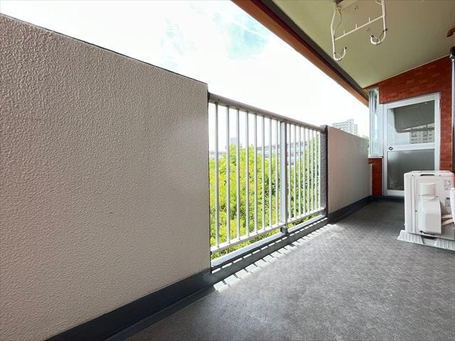 南面バルコニーです、日当たり良好で一年を通してお洗濯物の乾きにも期待できそうですね。