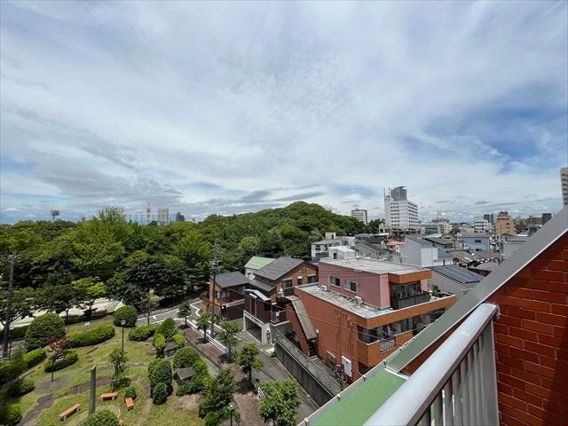 緑豊かな公園と街並みを望む、開放感あふれる眺望。都心近接でありながら落ち着いた住環境が魅力です。