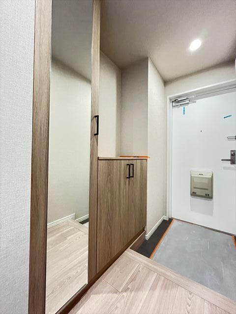 散らかりがちな玄関もすっきりの玄関収納付き。全身鏡があるので、出かける前の身だしなみチェックもスムーズです。