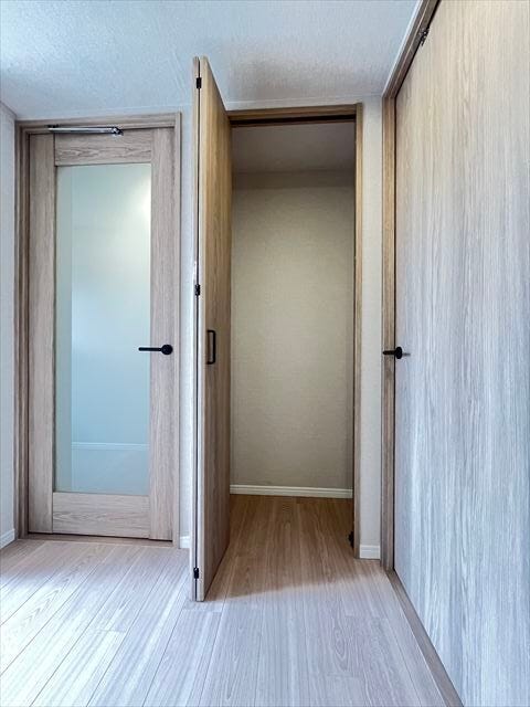【廊下収納】掃除用品は一か所にまとめてある方が、掃除がはかどりますよね。廊下収納のスペースを活用すれば、掃除用品をまとめて収納できます。