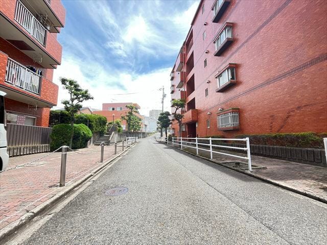 ●前面道路●住宅街に面した道路になります。歩道があるため、ベビーカーや自転車、お子様から高齢者まで安心して通行できます