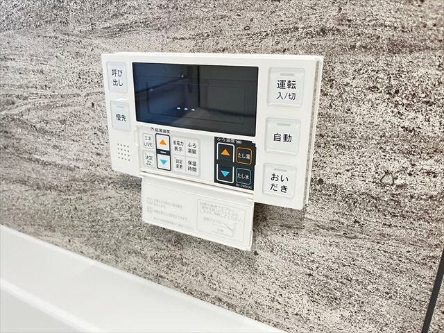 家族で入浴時間がズレても安心の追い焚き機能付き給湯システムです。