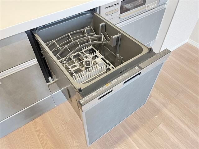 内蔵型でコンパクトな食器洗い乾燥機。水道代・時間の節約ができ、衛生的で、さらに手荒れの防止にもなります。