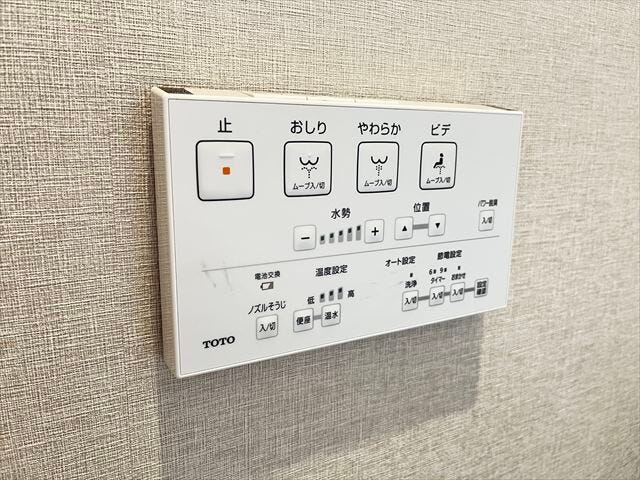 ウォシュレット機能付ですので寒い時期も便座を温かくでき安心して座ることができますね。