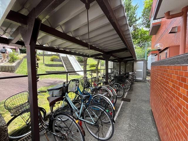 屋根があるため、直射日光が当たりにくく、バイクや自転車も色褪せにくいです