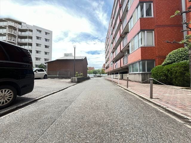 ゆとりのある道幅。安心してお子様と一緒にお出掛けする事が出来ます。