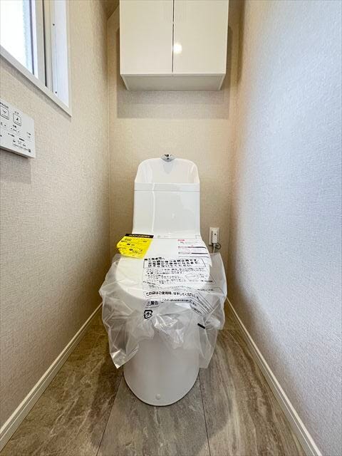 吊戸棚付きのトイレです。トイレットペーパーのストックも置いておけますね。