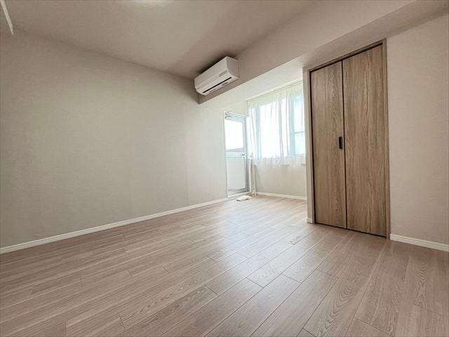 8帖の一番大きな居室です。日当り良好・収納もしっかり完備されていますので、寝室やお子様のお部屋にぴったりですね。