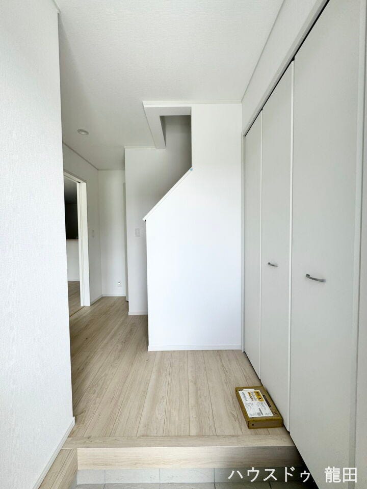 家族の靴や小物がすっきりと収まる広々とした玄関。明るい空間が毎日の「いってきます」を迎えます