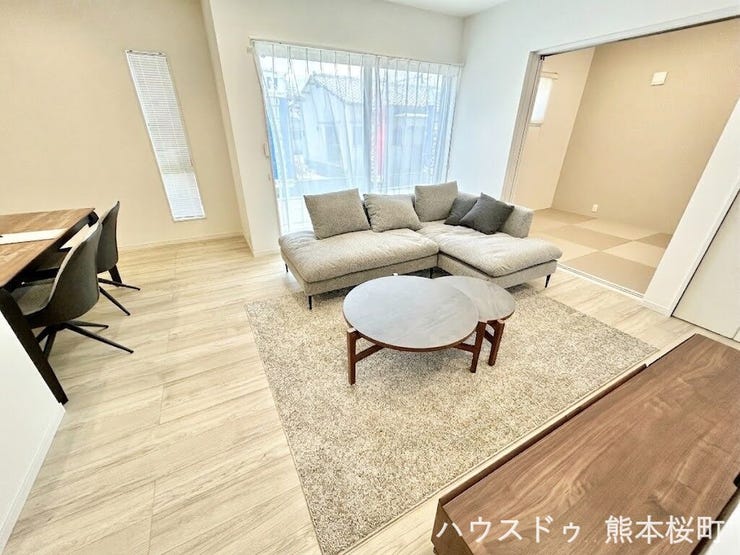 ■安らぎと笑顔の中心地■陽光が優しく降り注ぎ、会話が自然と弾む。ここでは、毎日が特別な時間へと変わります。
