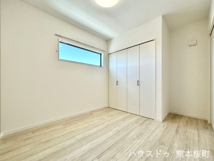 ■2階5帖洋室■寝室、書斎、趣味の部屋。家族の成長やライフスタイルに合わせ、様々な使い方ができる快適な空間です。