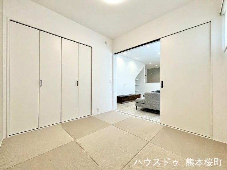 ■1階4.5帖和室■ゲストをもてなし、昼寝や家事にも使える、畳のぬくもりが心地よい多目的万能スペース。