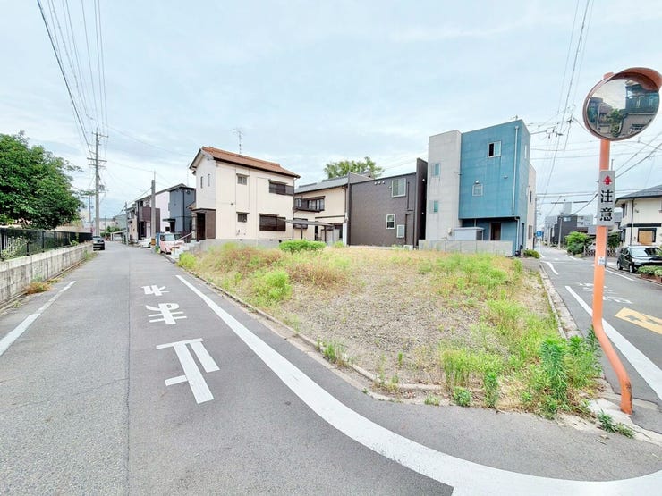 【駐車場 並列2台分】
両方の車が独立して駐車できるため、片方の車を移動させる必要がなく、効率的に出し入れができます!
車を出し入れする際にバックや切り返しも少なくなるため、駐車が楽になります♪