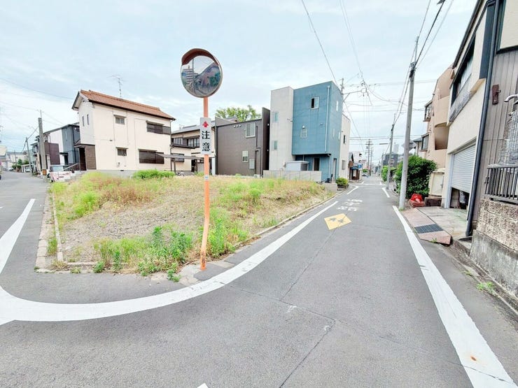 【前面道路】
交通量が少なく静かな環境のため、歩行者や高齢者、お子様にも安心の立地です♪
周辺の騒音も少ないため、落ち着いた雰囲気の中で穏やかな毎日を過ごしたい方にぴったりの住環境です!