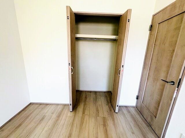 上部にはバッグや季節物の収納に便利な枕棚付き。限られた空間を無駄なく使える機能的なシステム収納です。