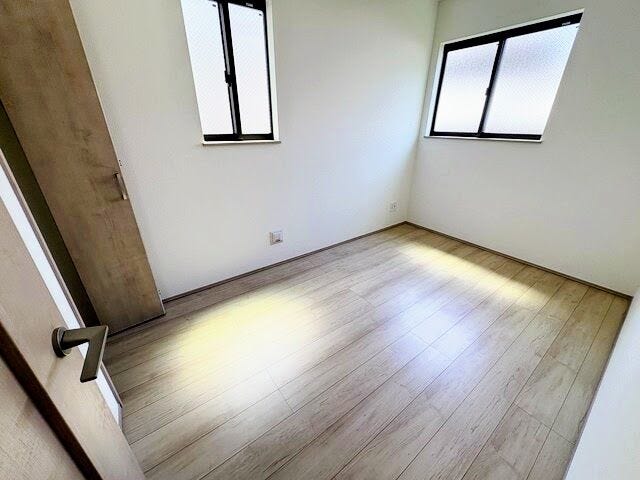 2面採光で心地よい光と風が通り抜ける明るい洋室。主寝室や子供部屋、どんな用途にも使いやすいお部屋です。