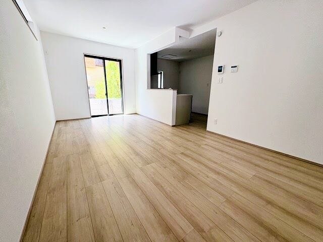 大きな開口部から心地よい陽光が隅々まで広がる、家族みんなが主役になれる明るいリビング空間です。