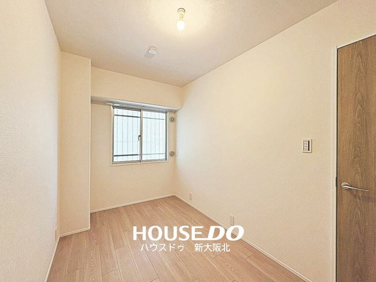 ■玄関入って右側の洋室です!
■各居室は独立性が高く、プライベートを大切にするご家族にもオススメの間取りです!