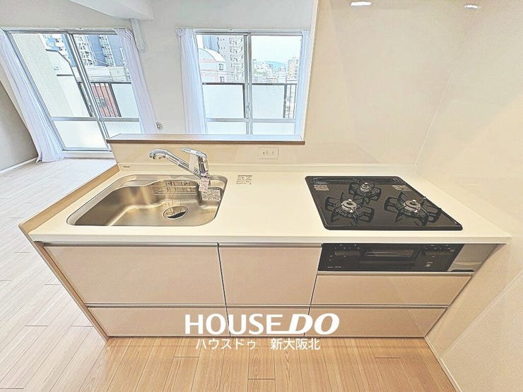 ■ご家族との会話が楽しめる対面式のシステムキッチン!
■料理をしながらテレビを見たり、お子さまの様子を見守ることもできますよ!
■毎日のお料理が楽しくなりそうですね!