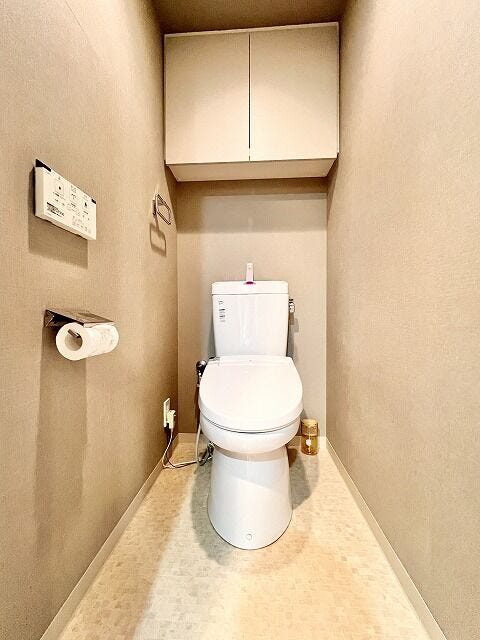 いつも清潔なスペースであってほしいのが毎日使うトイレです。掃除がしやすいのはもちろん、落ち着けるスペースにしたいですね。