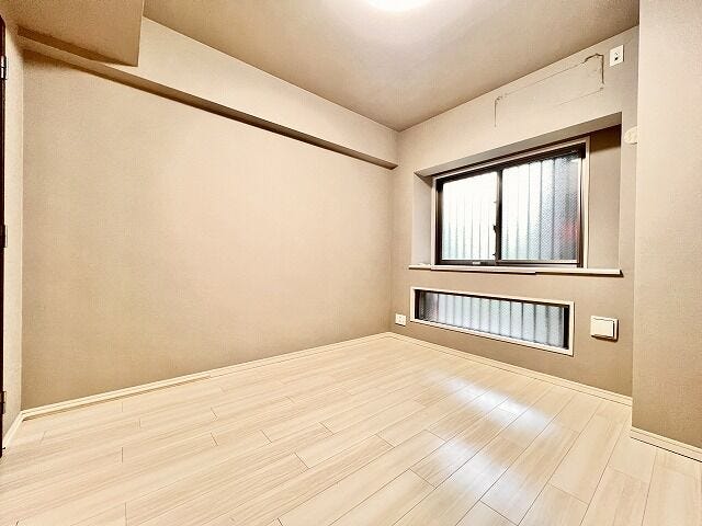 シンプルにデザインされた室内。家具やレイアウトでお好みの空間に。