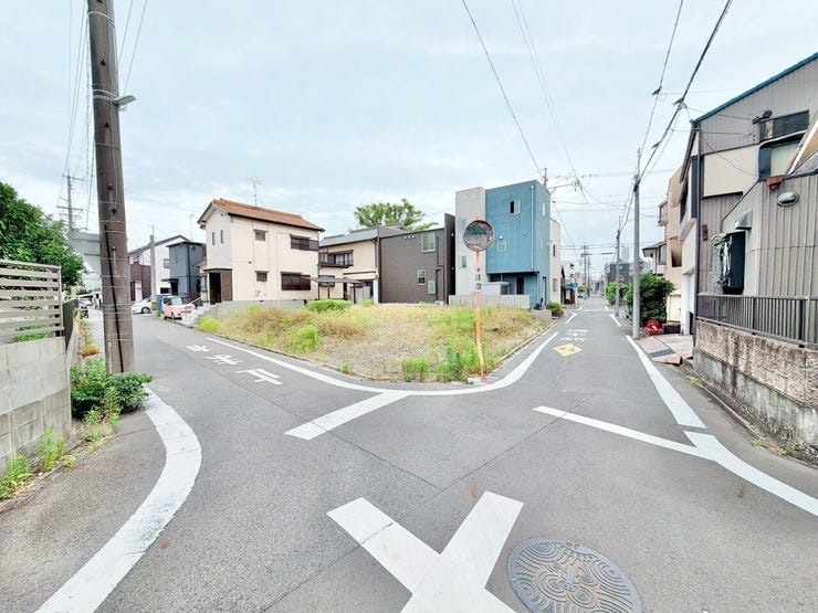 【前面道路】
大型車の通行が少なく、静かで落ち着いた環境が魅力です♪
小さなお子さんがいるご家庭でも安心して暮らせます!
車がスピードを出しにくく、交通事故のリスクも低減される安全な住環境です!
