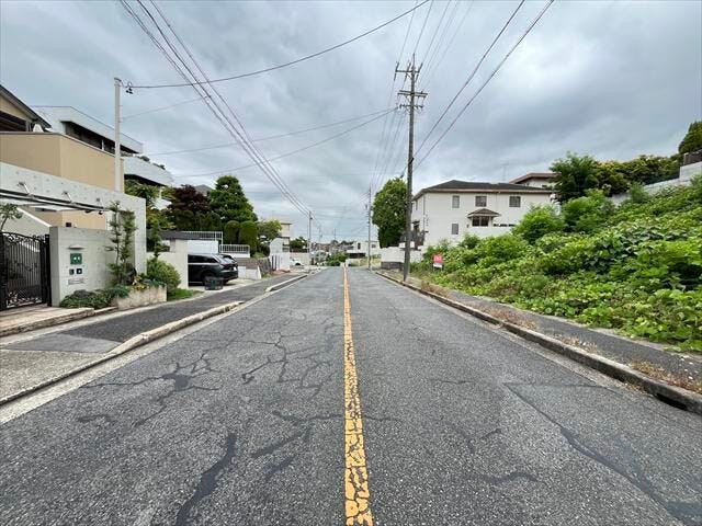 北側前面道路です。道路の幅もゆとりがあり、駐車も焦らずできそうですね。また交通量も少なく、安心です