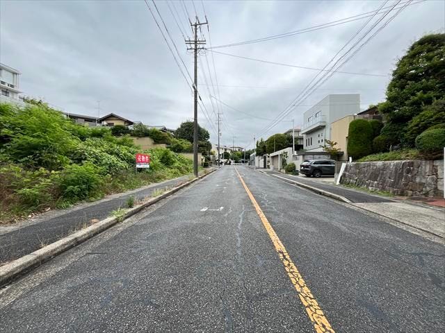 北側前面道路:道路とは反対側にリビングや庭を作りやすく、道路からの視線を気にせずプライバシーが保てます。