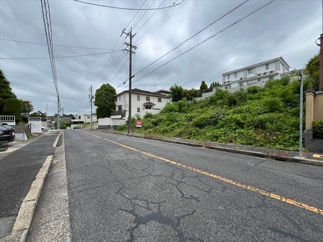 閑静な住宅街です。ゆったりしていますので、落ち着いて駐車できます。