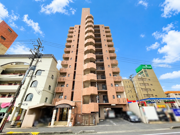 【外観】
近鉄名古屋線「近鉄四日市」駅まで徒歩約13分!
周辺環境が充実しており、買い物や外出がしやすい便利な立地。