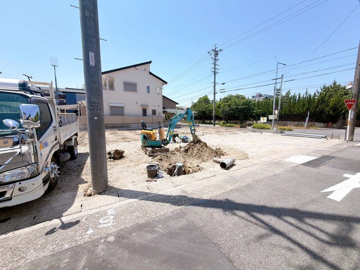 【駐車場 並列2台分】
両方の車が独立して駐車できるため、片方の車を移動させる必要がなく、効率的に出し入れができます!
車を出し入れする際にバックや切り返しも少なくなるため、駐車が楽になります♪