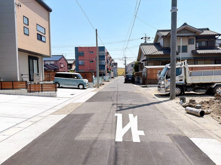 【前面道路】
大型車の通行が少なく、静かで落ち着いた環境が魅力です♪
小さなお子さんがいるご家庭でも安心して暮らせます!
車がスピードを出しにくく、交通事故のリスクも低減される安全な住環境です!