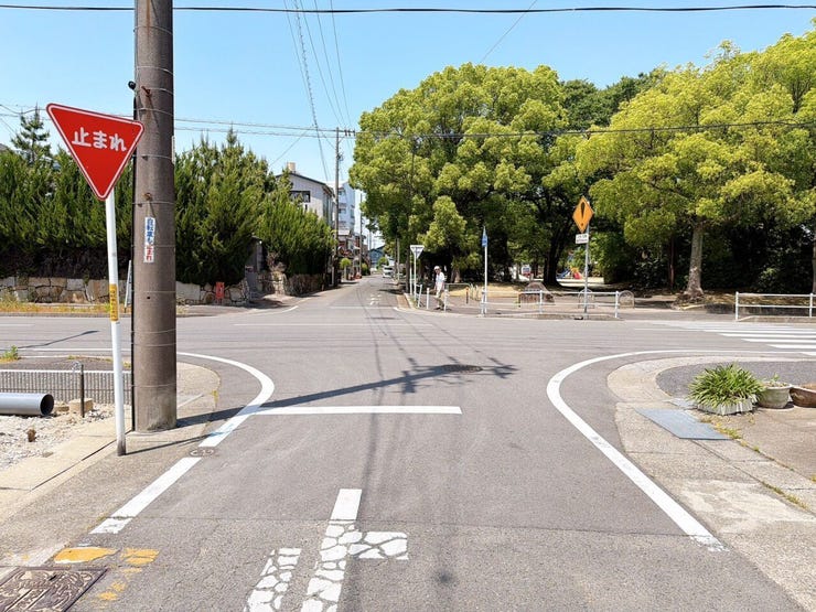 【前面道路】
交通量が少なく静かな環境のため、歩行者や高齢者、お子様にも安心の立地です♪
周辺の騒音も少ないため、落ち着いた雰囲気の中で穏やかな毎日を過ごしたい方にぴったりの住環境です!