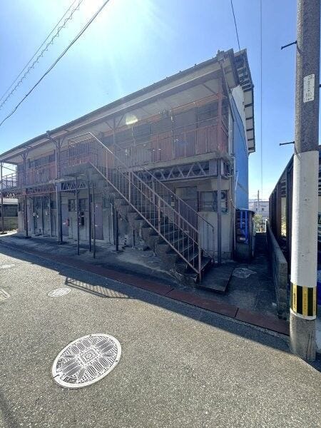 【外観】
若松区赤島町 古家(アパート)があります。現況渡しとなります。