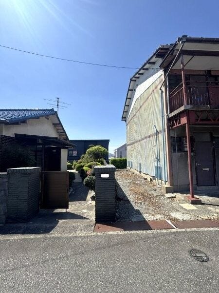 アパートと戸建の間です。
