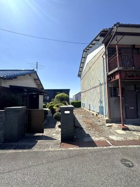 アパートと戸建の間です。