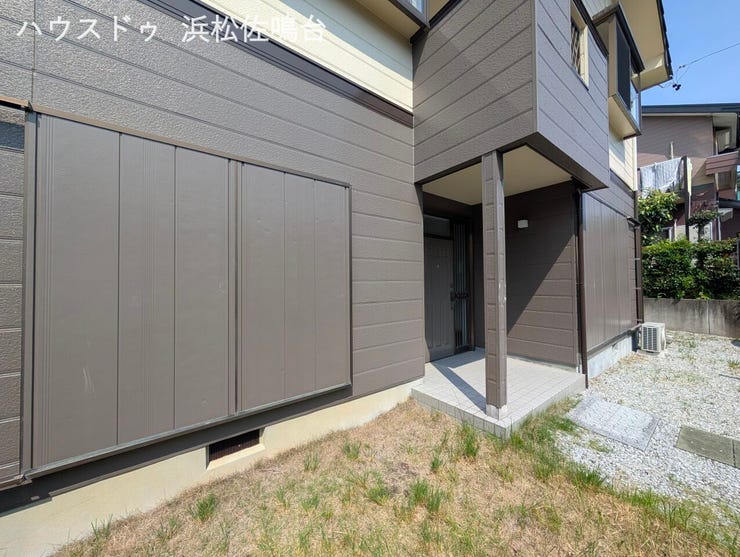 雨戸は1階2階共完備されております。風の強い日も安心!もちろん防犯にも役立ちます。
