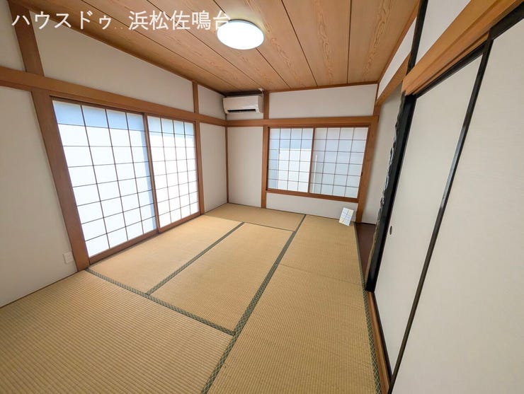 1階南向きで明るい和室。2023年クロス張替、畳表替、襖障子張替済、エアコン設置!