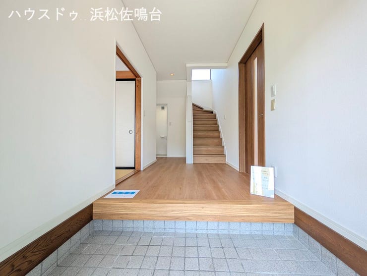 広くて使いやすい玄関。床材や壁天井クロスは2023年にリフォームされており、とてもきれいです(^-^)