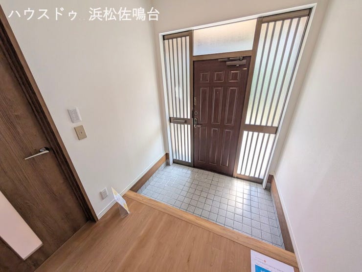 南向きの明るい玄関。