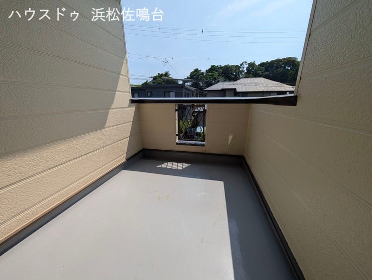 両サイド壁のちょっとめずらしいバルコニーですが、風の影響を受けにくく、理にかなった設計です。