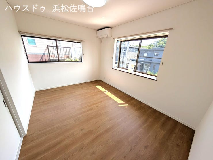 2階東南洋室7.2帖。2023年製エアコンもついてます(^-^)
