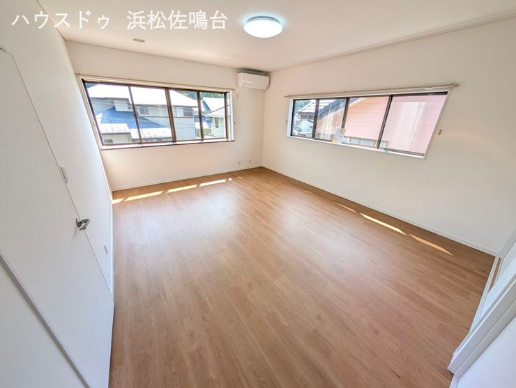2階南西洋室12.1帖は主寝室にふさわしい広さ。2023年クロス、床張替済、エアコン設置済♪