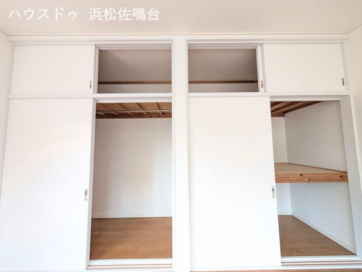 2階南西洋室12.1帖収納。押入二間分、壁一面のビッグな収納スペース!